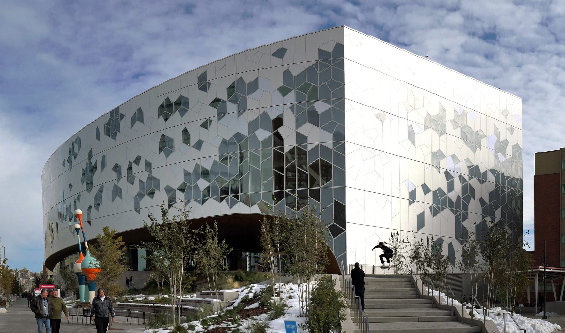 Alpolic Canada — Calgary Central Library daytime panorama, crystalline ACM and glass hexagonal façade by Snøhetta + DIALOG, distributed by Exterior Technologies Group