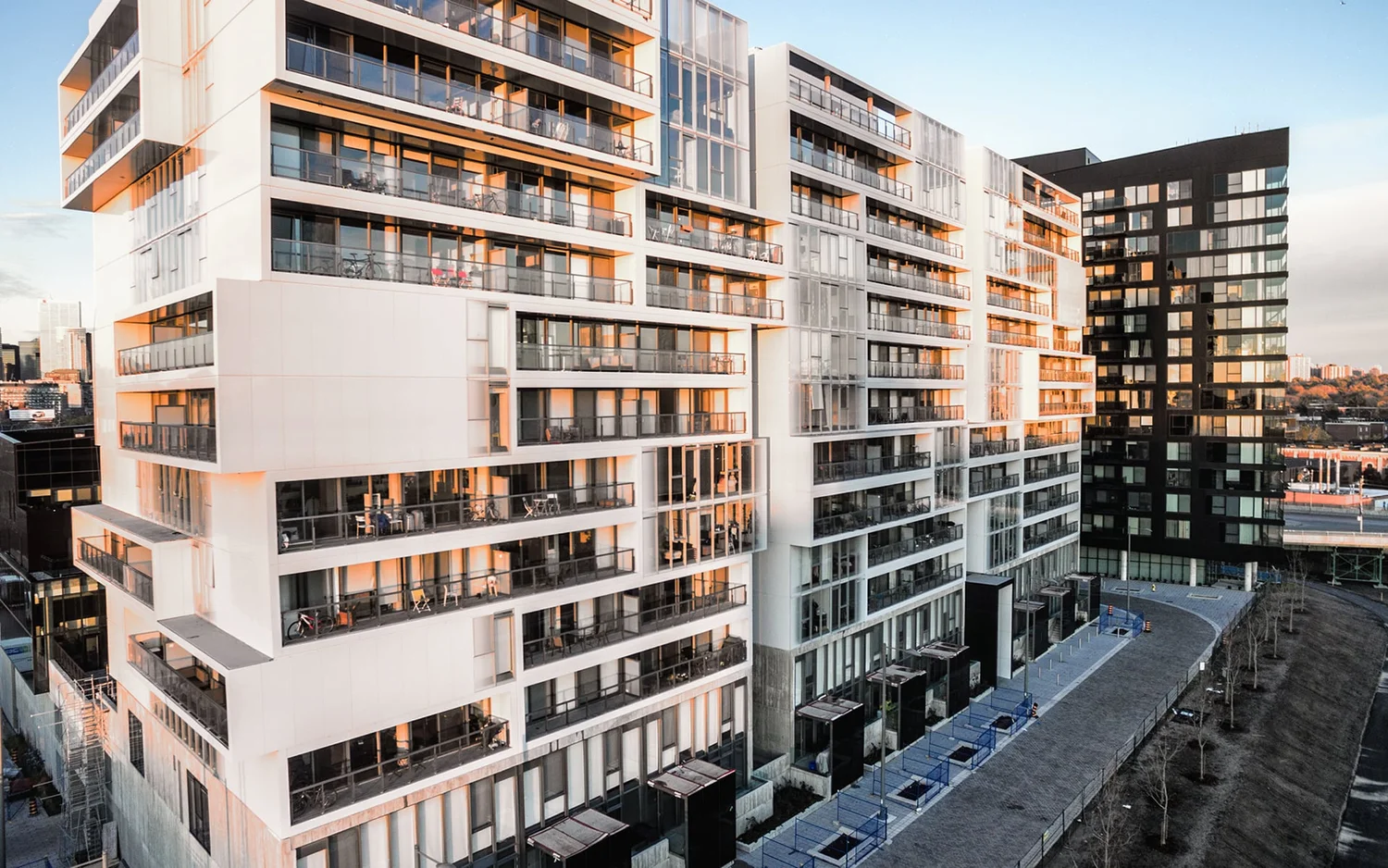 Alpolic Canada — River City Condos Toronto Phase 2, white ALPOLIC/fr rainscreen façade by Saucier + Perrotte Architects, distributed by Exterior Technologies Group