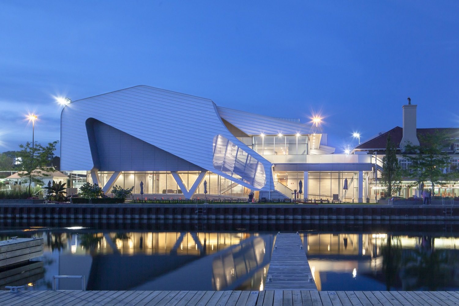 Beautifully flowing building envelope minimises environmental impact